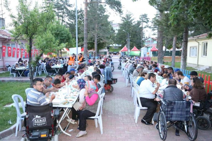 18.05.2019-baskan-oprukcu-ozel-bireyler-ve-aileleri-ile-iftarda-bulustu-4.jpg