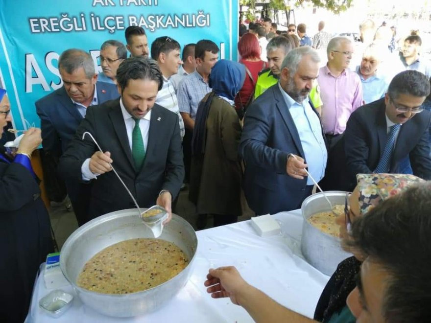 ereğli zübeyir dursun aşure dağıtırken