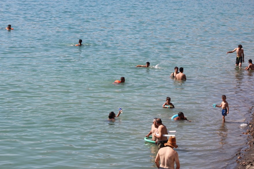 acigole-yogun-ilgi-sifa-bulmak-ve-serinlemek-isteyenlerin-ugrak-noktasi-oldu-003.jpg