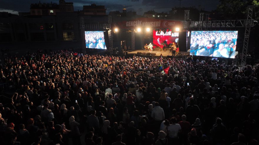 baskan-altay-ugur-isilak-konserinde-konyalilarin-coskusuna-ortak-oldu-005.jpg