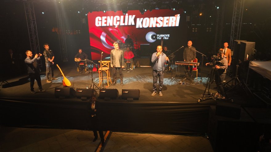 baskan-altay-ugur-isilak-konserinde-konyalilarin-coskusuna-ortak-oldu.jpg