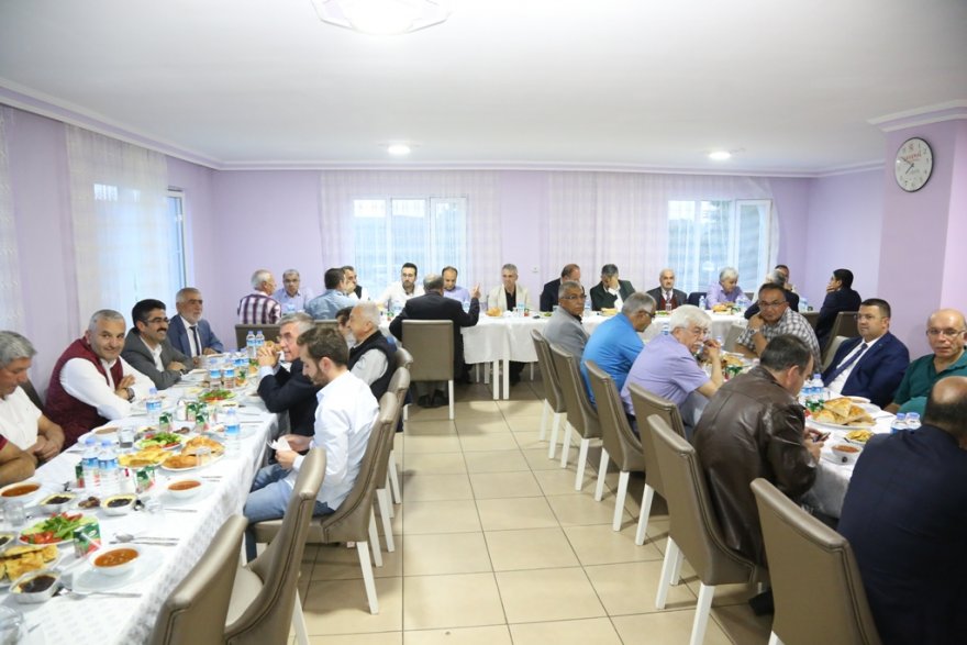 baskan-oprukcu-huzurevi’nde-iftar-yemegine-katildi-3-001.jpg