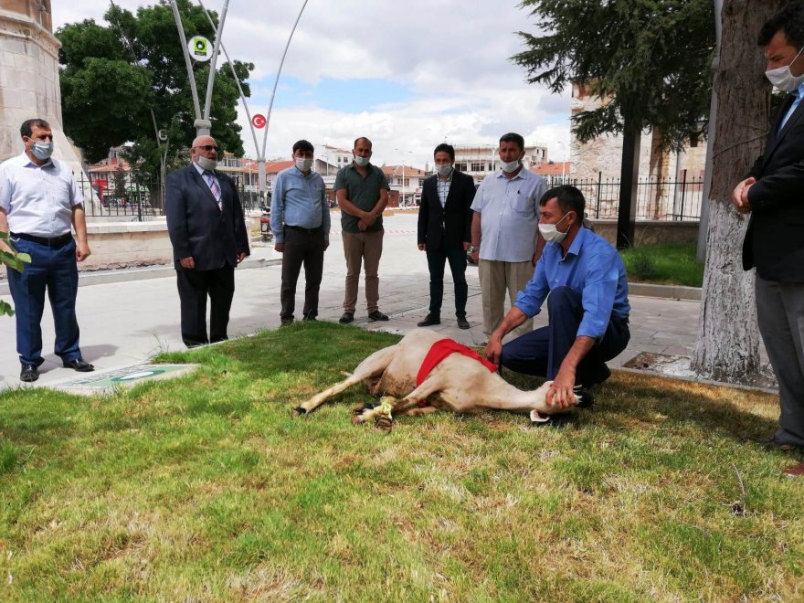 cuma-namazi-oncesi-kurban-kesildi.jpg