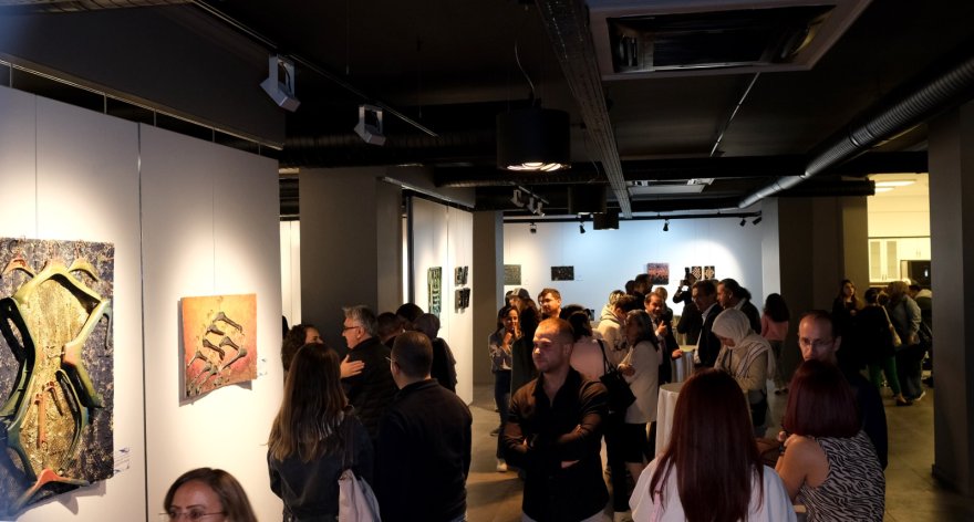 donusen-nesnelerin-sanati-bir-olmak-sergisi-medas-sanat-galerisinde-001.jpeg