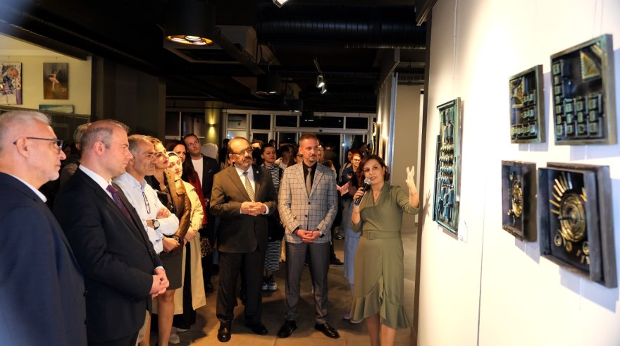 donusen-nesnelerin-sanati-bir-olmak-sergisi-medas-sanat-galerisinde.jpeg