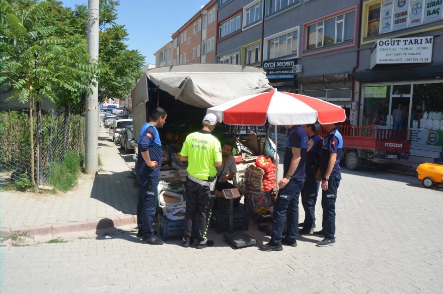 eregli-belediyesi-zabita-ekipleri-kaldirim-isgallerini-denetledi-003.jpg