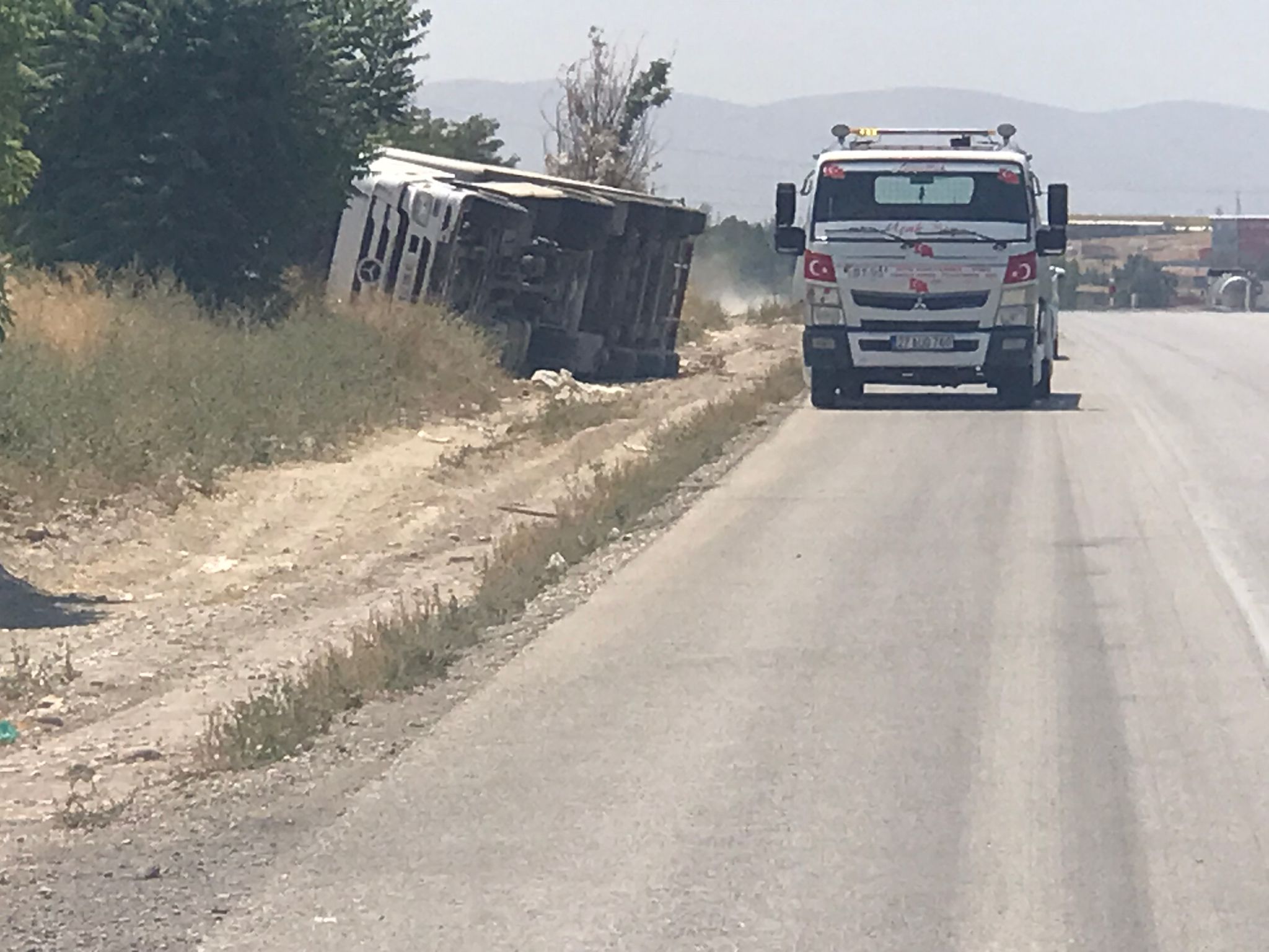 ereglide-kontrolden-cikan-tir-devrildi-002.jpg