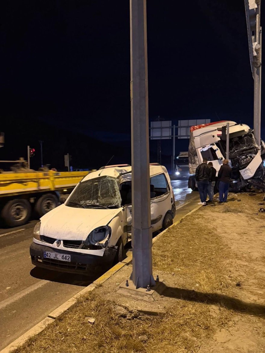 karapinar-eregli-yolunda-trafik-kazasi-2-yarali-003.jpg