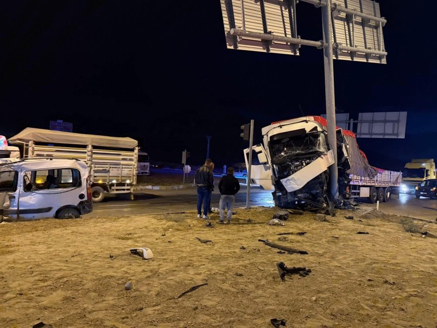 karapinar-eregli-yolunda-trafik-kazasi-2-yarali.jpg