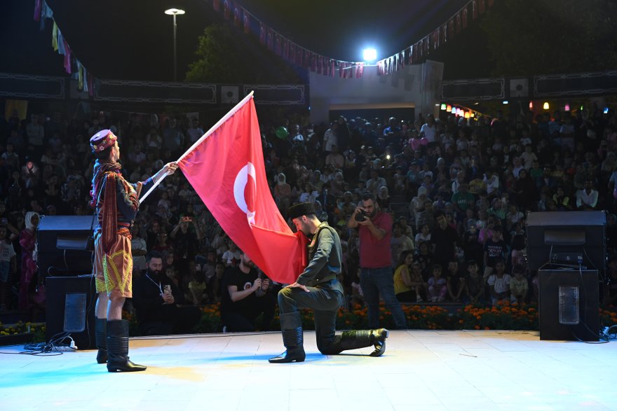 konya-buyuksehir-30-agustos-zafer-bayramina-ozel-250-dron-ile-isik-gosterisi-gerceklestirdi-001.jpg