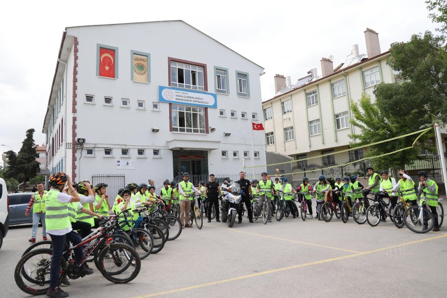 konya-buyuksehir-guvenli-okul-yollari-projesiyle-turkiyeye-ornek-oluyor-006.jpg