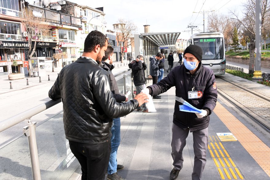 konya-buyuksehir-toplu-ulasimi-kullanan-yolculara-maske-dagitti-001.jpg