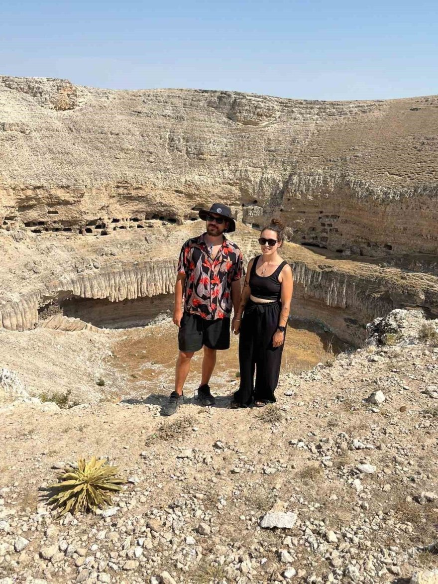 meke-golu-acigol-obruklar-turist-cekiyor-31ef244b6016.jpg