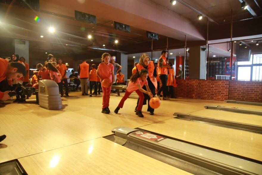 mevsimlik-tarim-iscilerinin-cocuklarina-sehir-turu-ve-bowling-keyfi-003.jpg