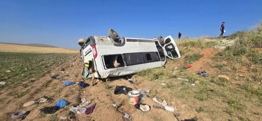 tarim-iscilerini-tasiyan-minibus-devrildi-15-yarali.jpg